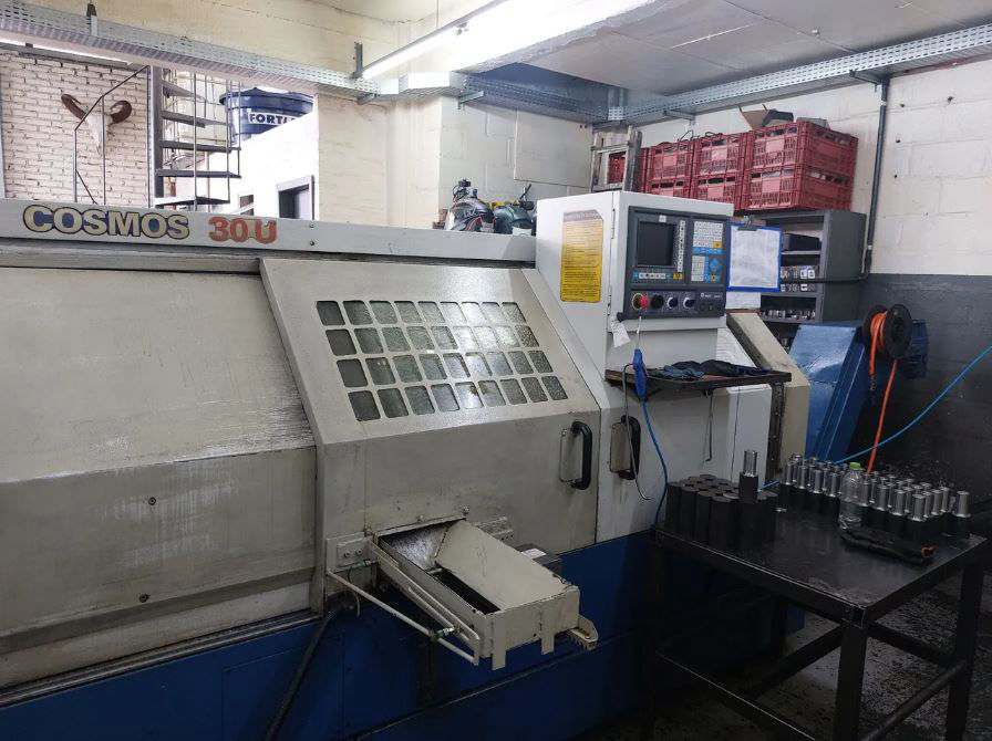 orno cnc COSMOS 30 U placa 12 polegadas Passagem 70 mm com pegador de pecas integrado no comando